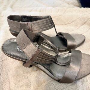 Kenneth Cole Reaction Heel Womens 6 M Silver Slingback Know Way Open Toe Sandal